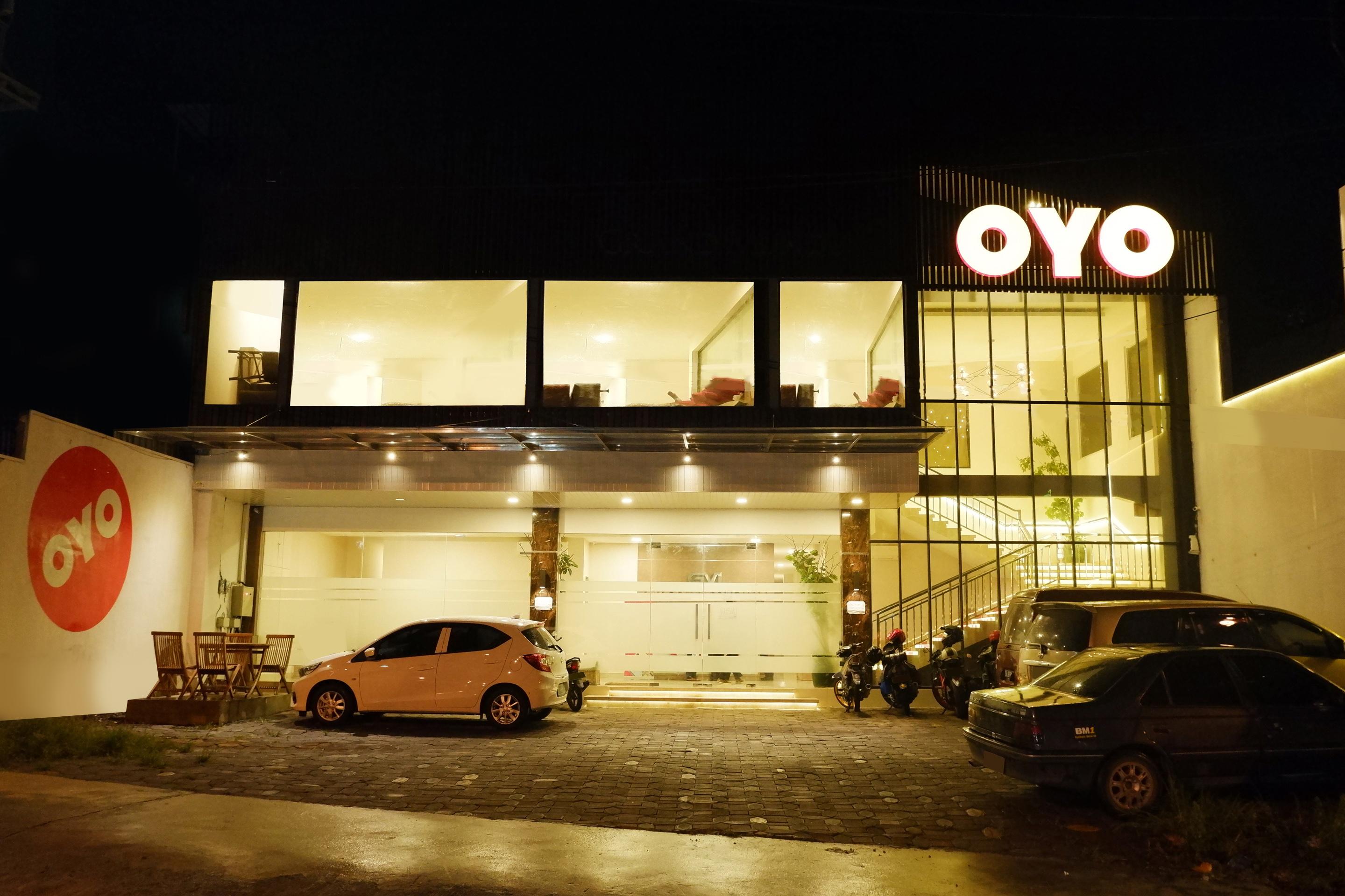 Oyo 379 Grand Mundu Hotell Semarang Eksteriør bilde